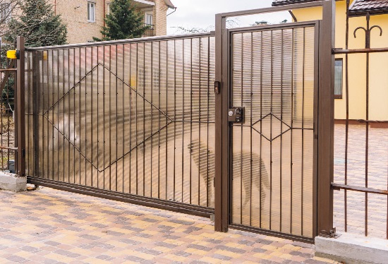 Купить ворота из профлиста с элементами ковки, с металлическими столбами в рамке или под дерево в Салавате от 156511 руб